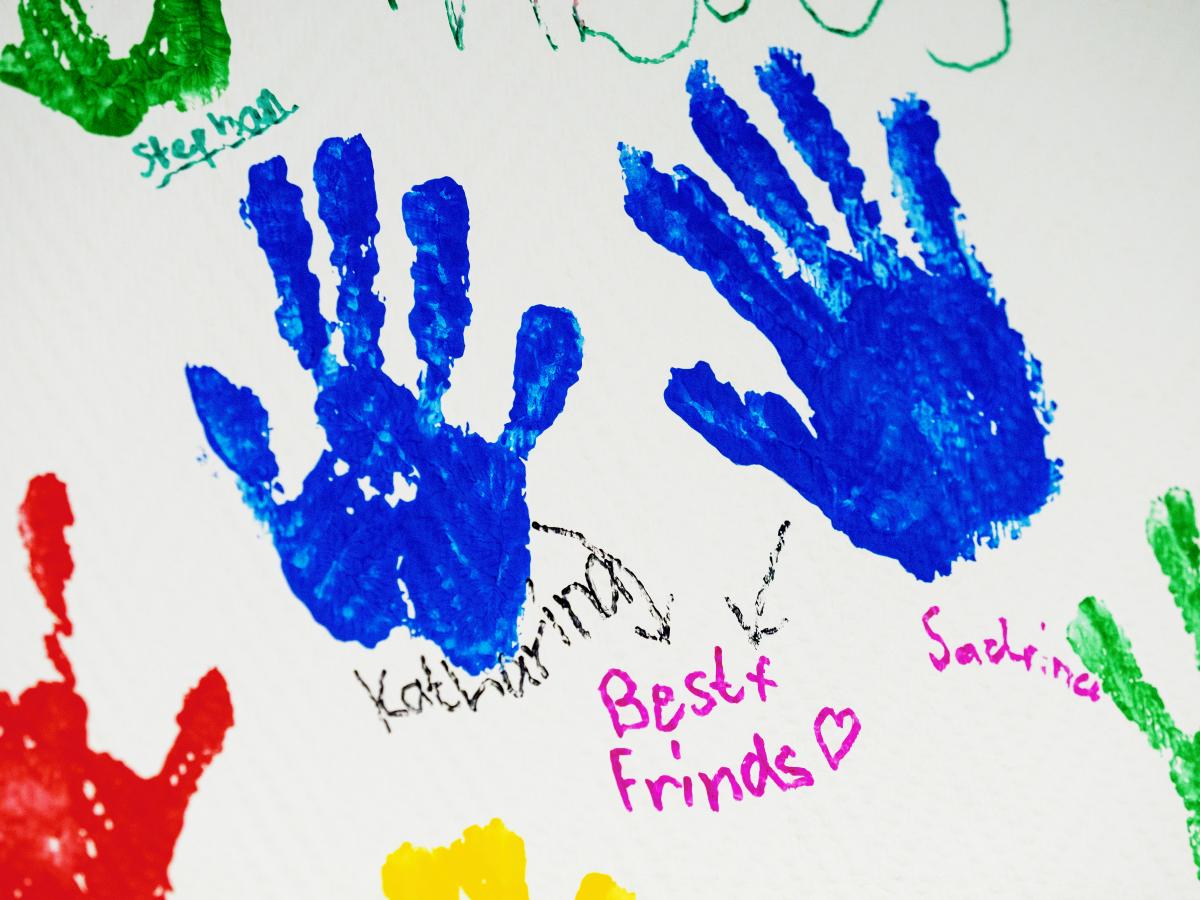 Bunte Handabdrücke auf Papier