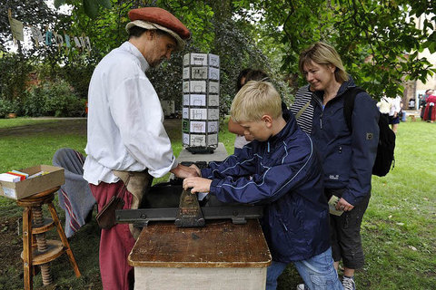 Andreas Metschke von der historischen Druckerstube im Cranach-Hof (hier beim MZ-Ferientag 2011) ist für Veranstaltungen mit Kindern immer zu haben. (FOTO: ARCHIV/KLITZSCH) Andreas Metschke von der historischen Druckerstube im Cranach-Hof (hier beim MZ-Ferientag 2011) ist für Veranstaltungen mit Kindern immer zu haben. (FOTO: ARCHIV/KLITZSCH)