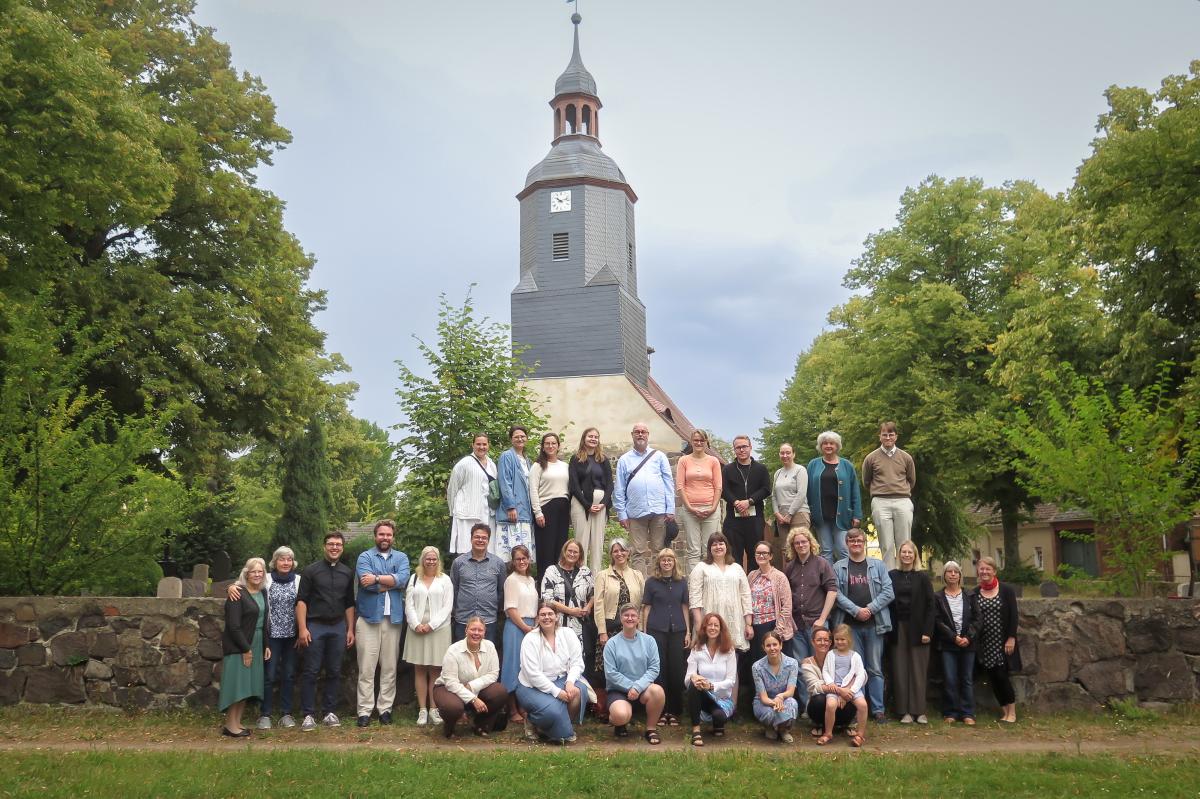 Gemeindeglieder des Kirchspiels Blönsdorf zusammen mit den schwedischen Studenten. | Foto: Anja Pötzsch/foto-straubel.de