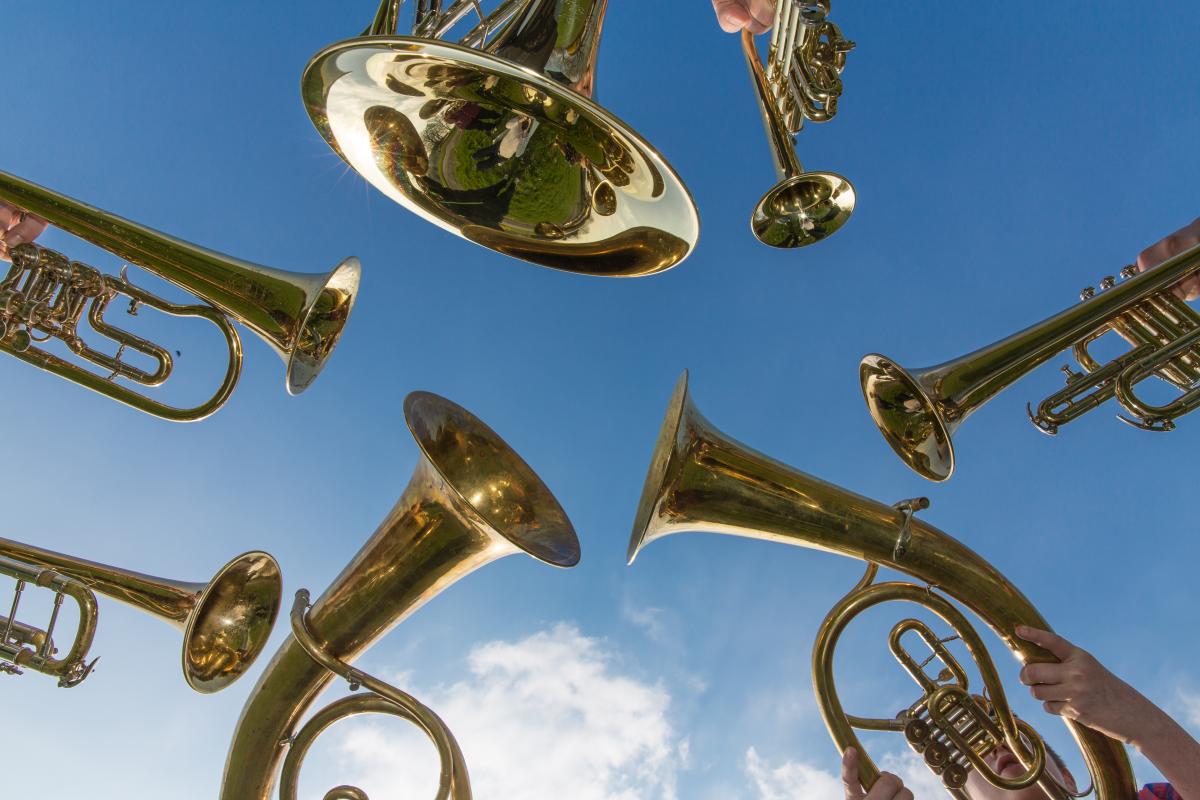 Blasinstrumente vor einem blauen Himmel.