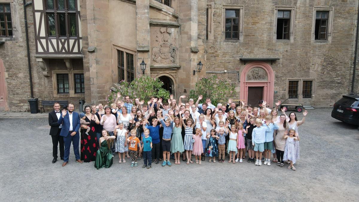 Gruppenfoto am festlichen Abschlussabend des Familienschlosses mit Taufe Gruppenfoto am festlichen Abschlussabend des Familienschlosses mit Taufe