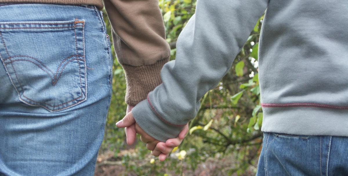 Freunde reichen sich die Hand.