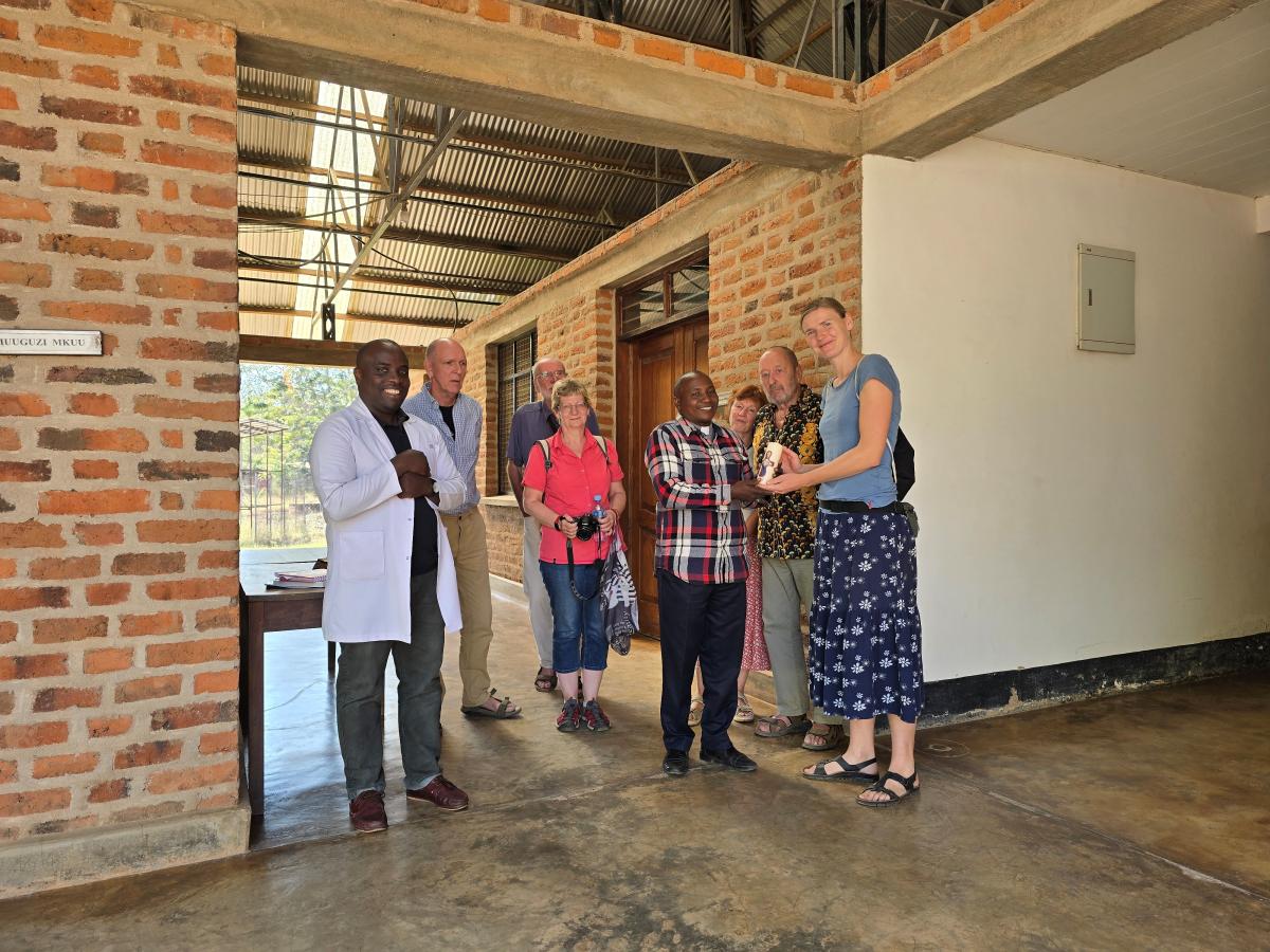 Judith Kölling (rechts) mit der Delegation des Arbeitskreises Lugala im Hospital. | Foto: María Gil Nogales Judith Kölling (rechts) mit der Delegation des Arbeitskreises Lugala im Hospital. | Foto: María Gil Nogales