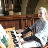 ab.prettin-230722-IMG 5758 Maya Kruse aus Annaburg an der kleinen Orgel. Sie nimmt bereits Flötenunterricht und spielt etwas Klavier. Die Orgel war eine völlig neue Erfahrung für sie. Foto: Stephanie Bechert