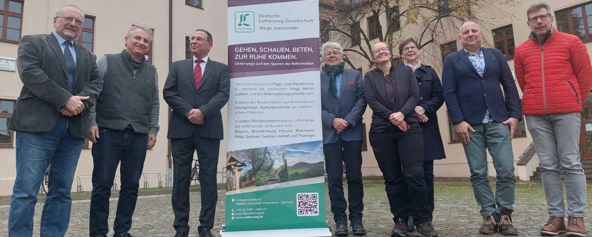Scheidende und neue Präsidiumsmitglieder der Deutschen Lutherweg-Gesellschaft im Hof der Wittenberger Leucorea